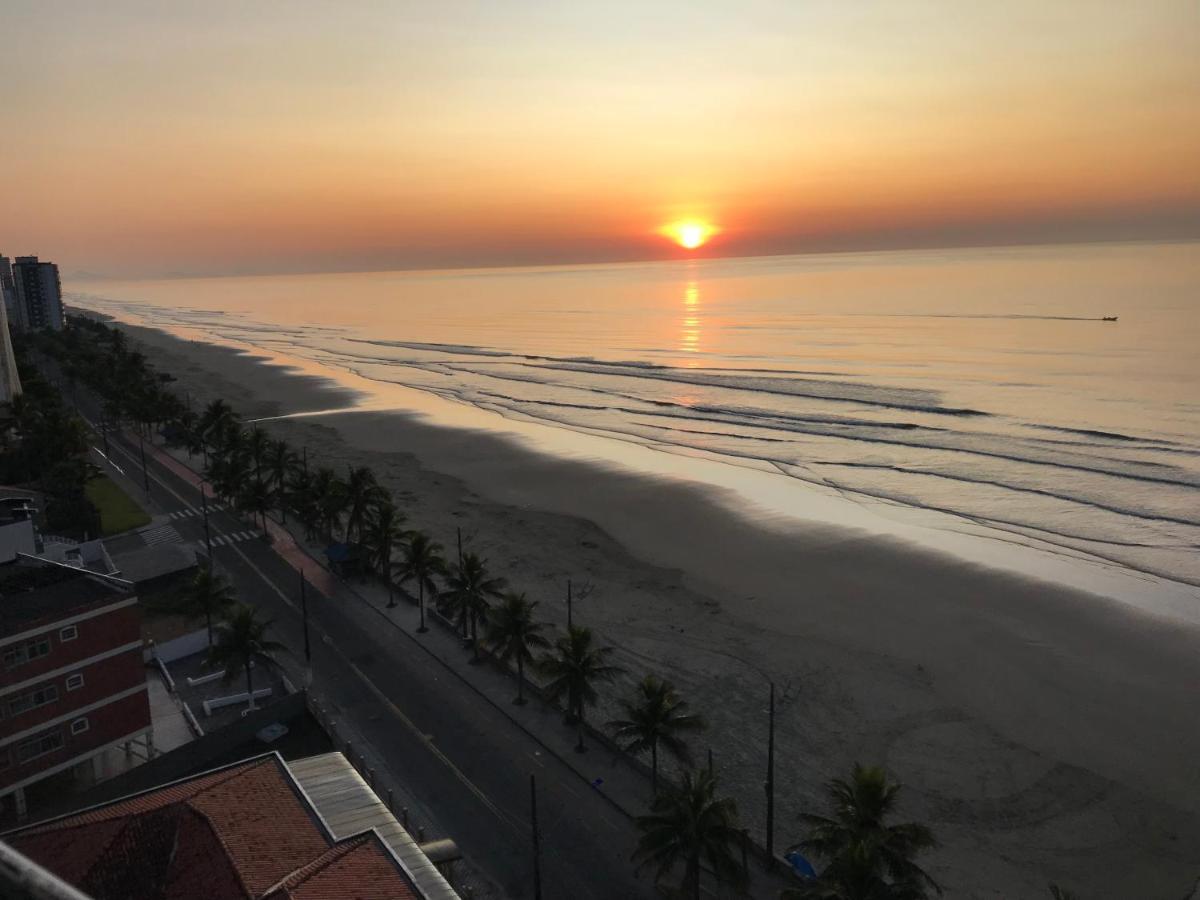 Mongagua Com Vista Para O Mar Pe Na Areia Exterior foto